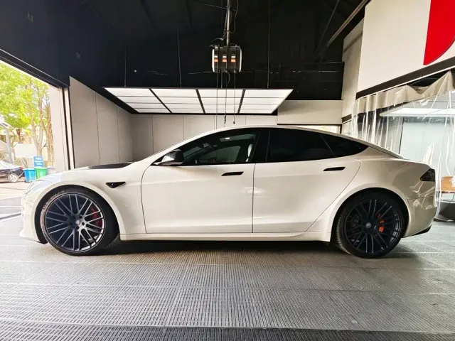 Tesla Model S — Фото автомобиля 5