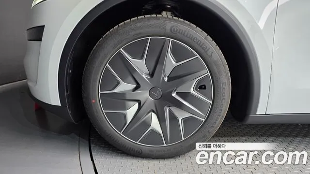 Tesla Model Y — Фото автомобиля 5