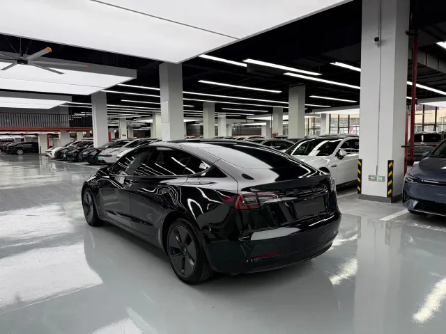 Tesla Model 3 — Фото автомобиля 14