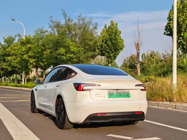 Tesla Model 3 — Фото автомобиля 23