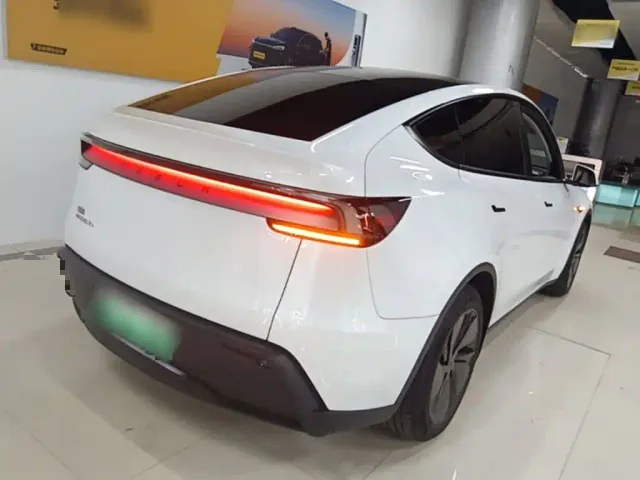 Tesla Model Y — Фото автомобиля 6