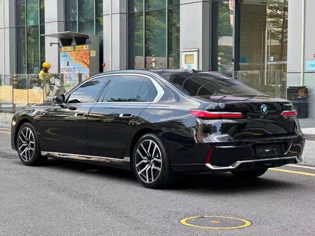 BMW 7 Series — Фото автомобиля 3