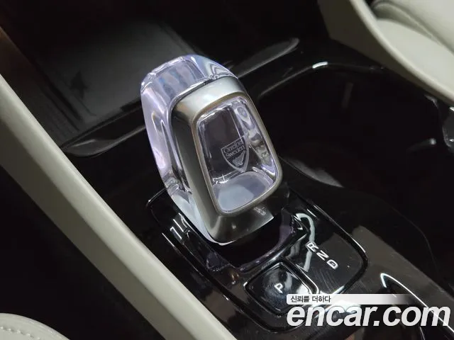 Volvo XC40 — Фото автомобиля 9