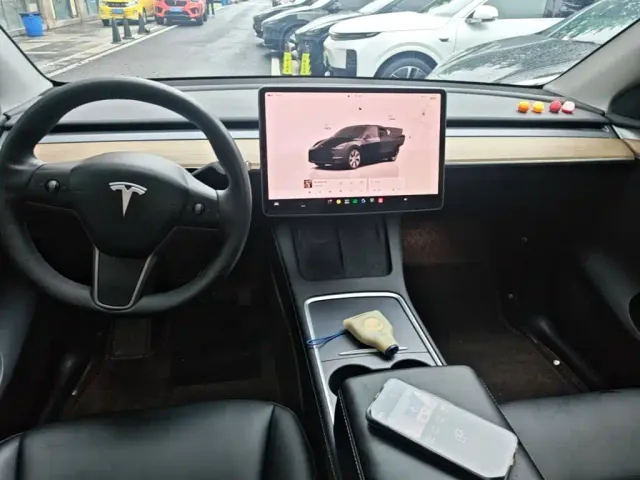 Tesla Model Y — Фото автомобиля 9