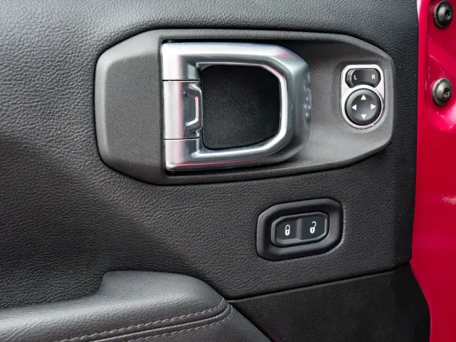 Jeep Wrangler — Фото автомобиля 18