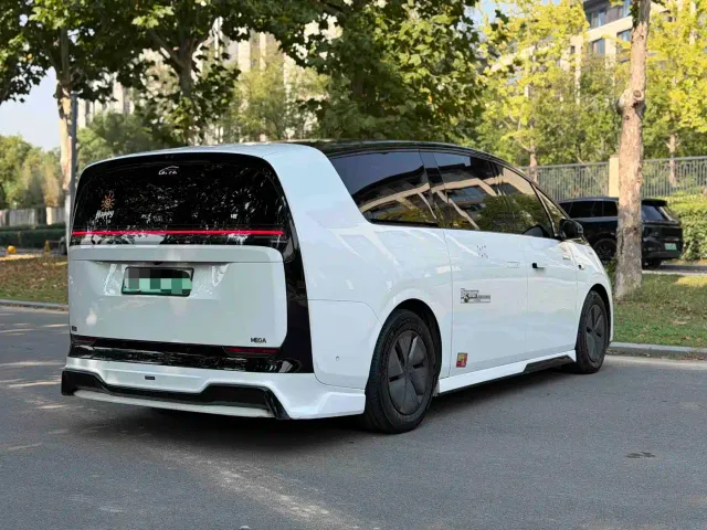 Li Auto MEGA — Фото автомобиля 8