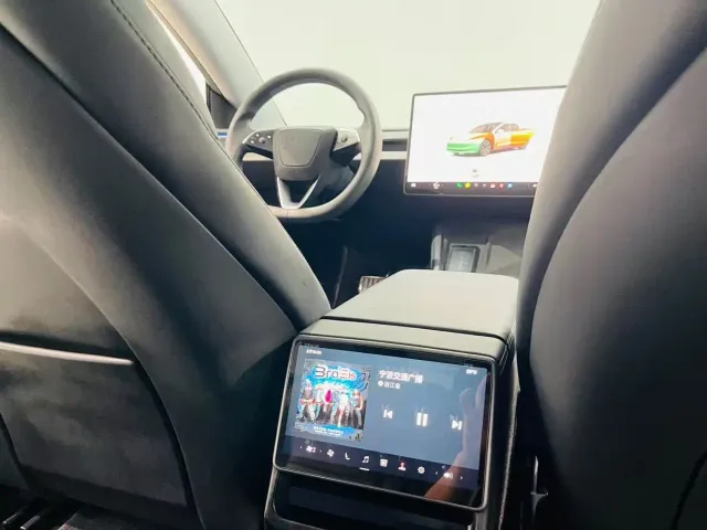 Tesla Model 3 — Фото автомобиля 8