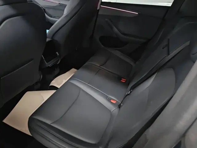 Tesla Model Y — Фото автомобиля 16
