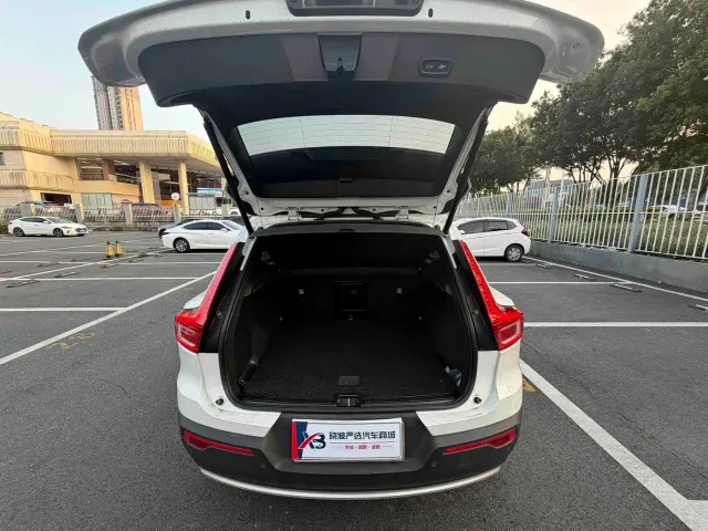 Volvo XC40 — Фото автомобиля 9