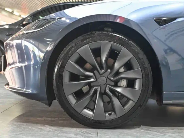 Tesla Model 3 — Фото автомобиля 21