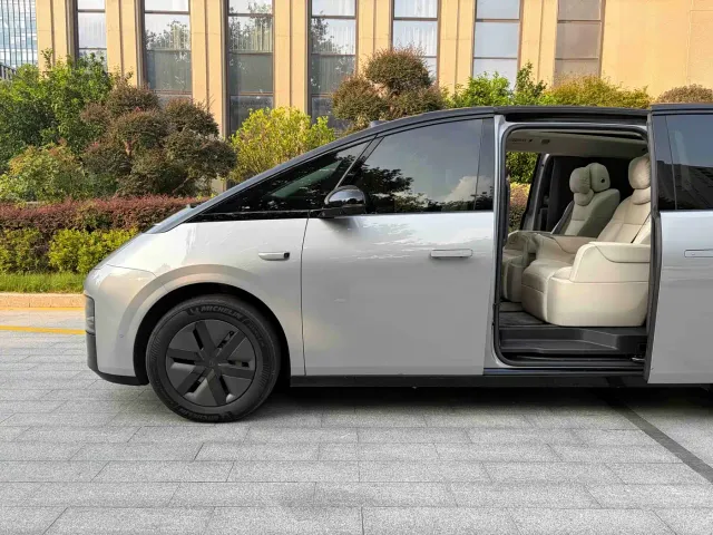 Li Auto MEGA — Фото автомобиля 5