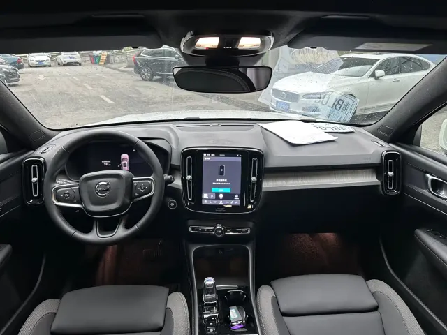 Volvo XC40 — Фото автомобиля 10