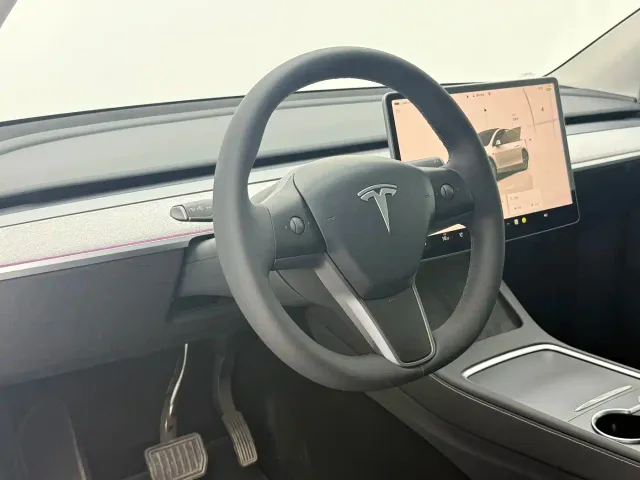 Tesla Model Y — Фото автомобиля 13