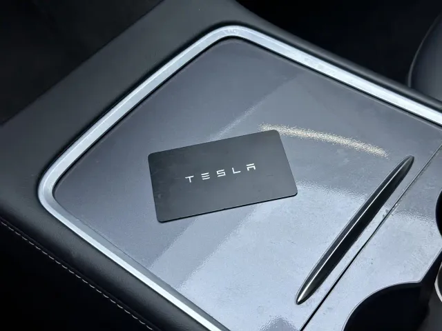 Tesla Model 3 — Фото автомобиля 19
