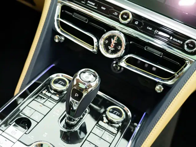 Bentley Flying Spur — Фото автомобиля 20