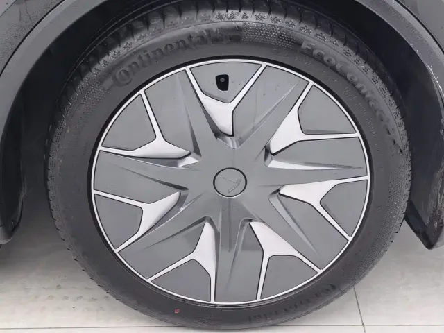 Tesla Model Y L — Фото автомобиля 7