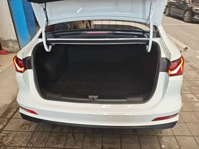 Roewe i5 — Фото автомобиля 18