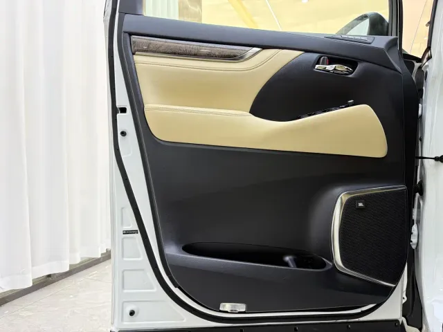 Toyota Vellfire — Фото автомобиля 3