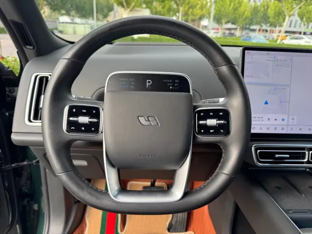 Li Auto L8 — Фото автомобиля 12
