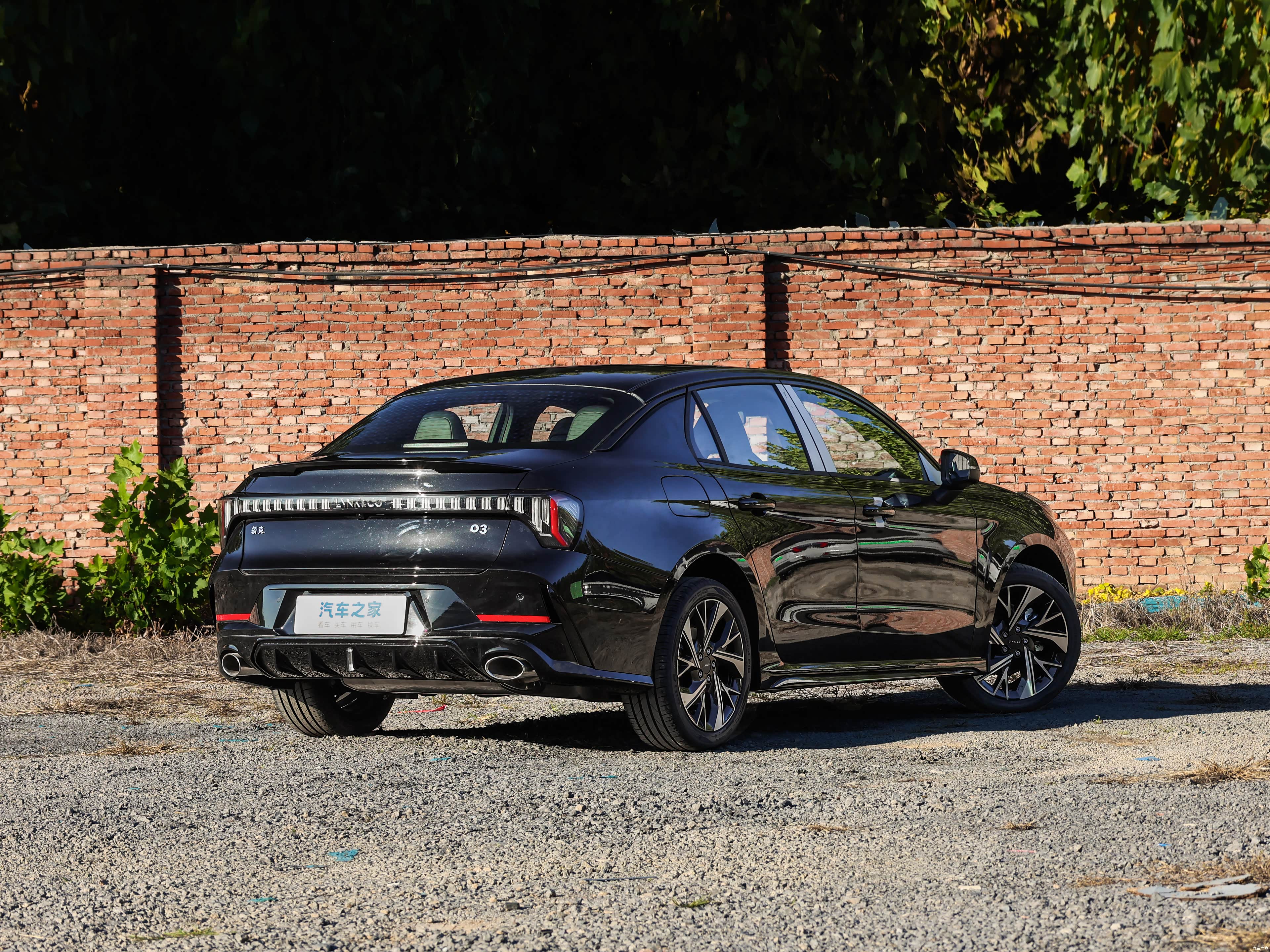 Lynk & Co 03 — Фото автомобиля 2
