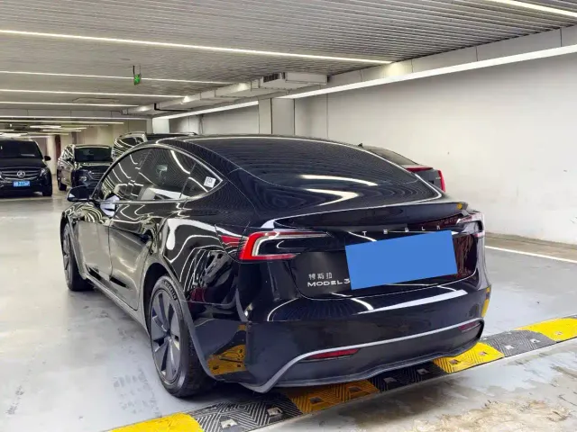 Tesla Model 3 — Фото автомобиля 15