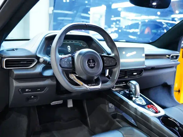 Lotus Emira — Фото автомобиля 30