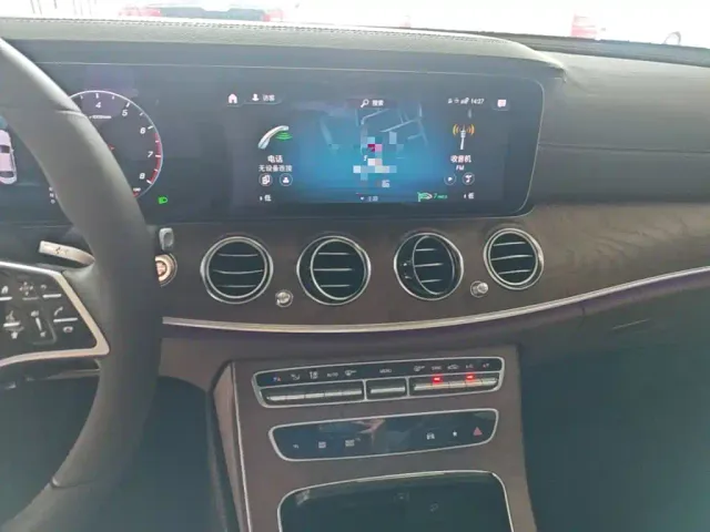 Mercedes-Benz E-Class — Фото автомобиля 12