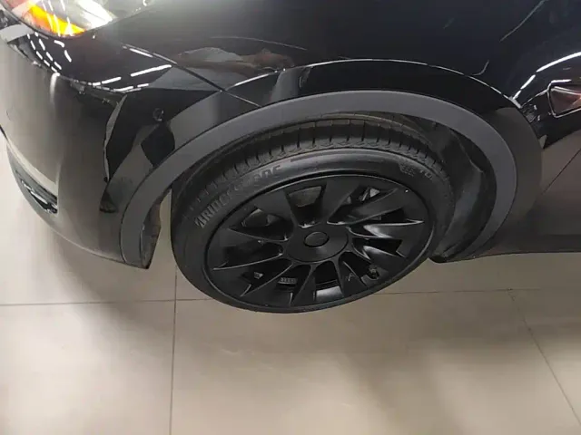 Tesla Model Y — Фото автомобиля 22
