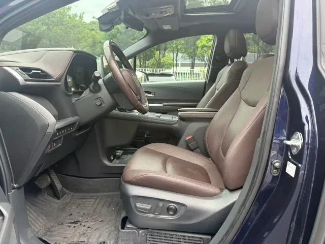 Toyota Sienna — Фото автомобиля 14