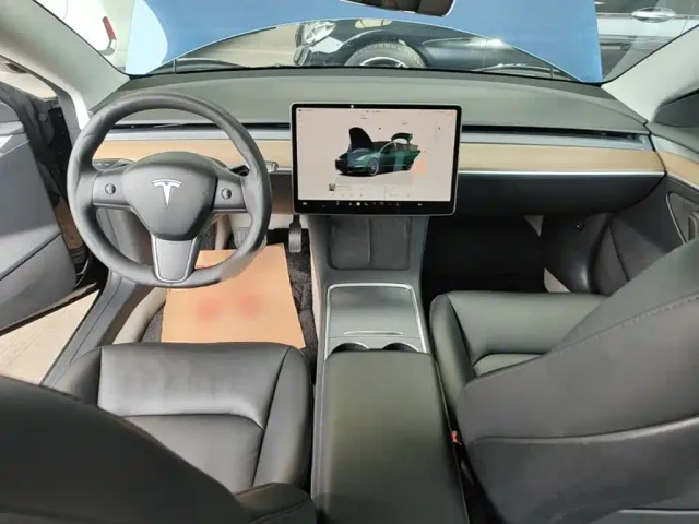Tesla Model 3 — Фото автомобиля 9