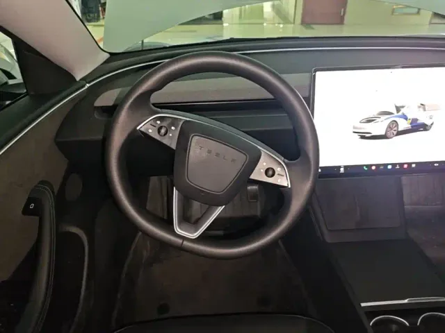 Tesla Model 3 — Фото автомобиля 10