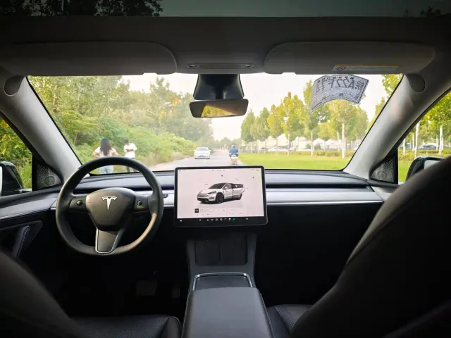 Tesla Model Y — Фото автомобиля 8