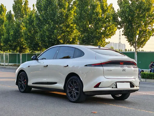 IM Motors LS6 — Фото автомобиля 18