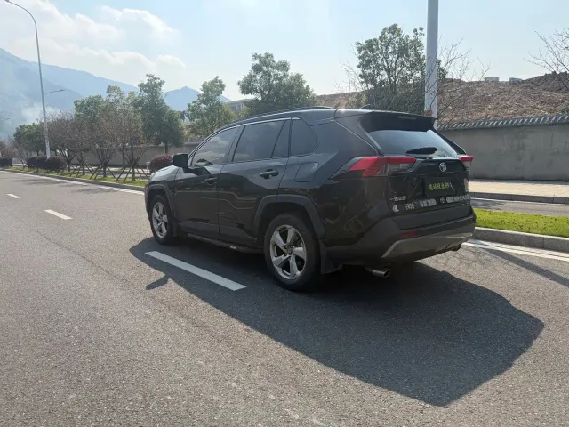 Toyota RAV4 — Фото автомобиля 13