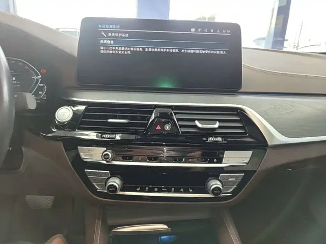 BMW 5 Series — Фото автомобиля 12