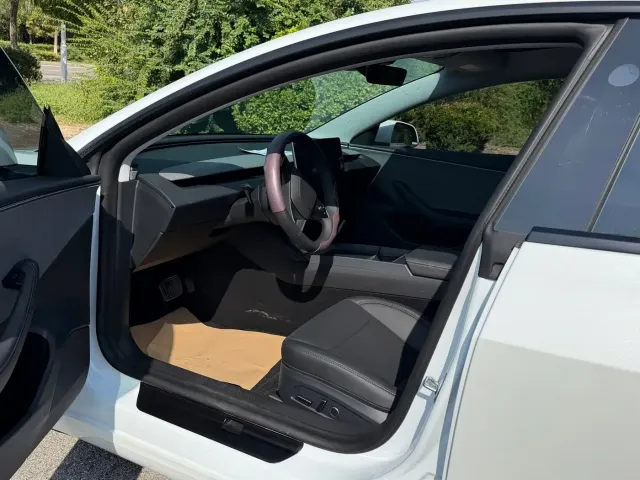 Tesla Model 3 — Фото автомобиля 4