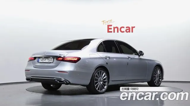 Mercedes-Benz E-Class — Фото автомобиля 2