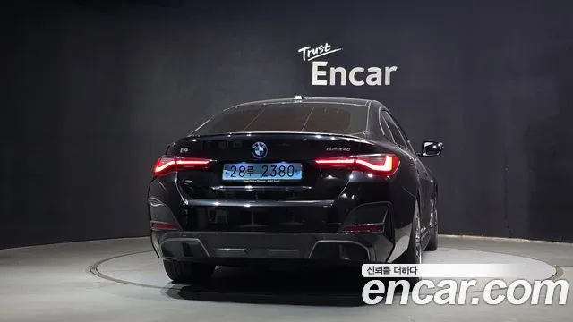 BMW i4 — Фото автомобиля 4
