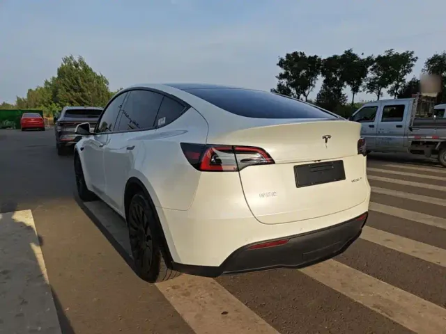 Tesla Model Y — Фото автомобиля 4