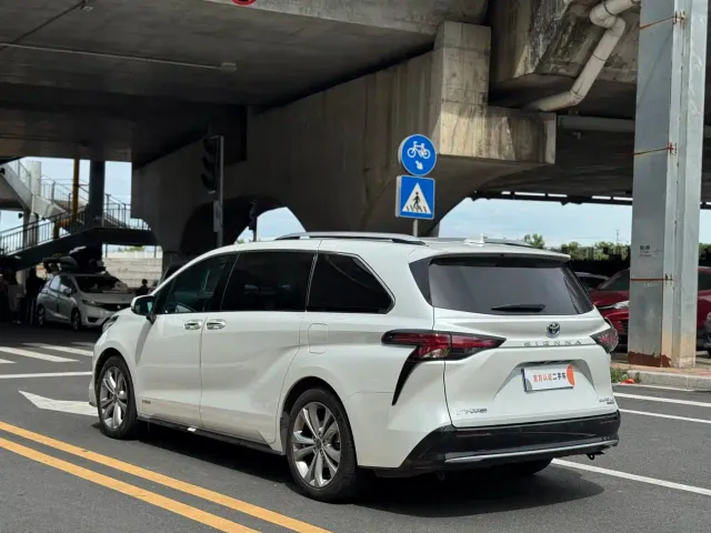 Toyota Sienna — Фото автомобиля 4
