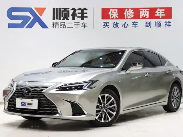 Фотография автомобиля — Lexus ES