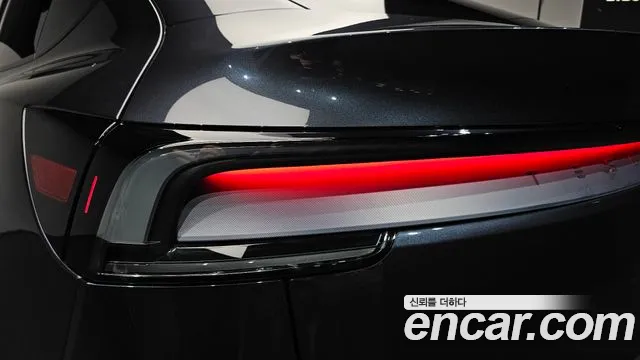Tesla Model Y — Фото автомобиля 19