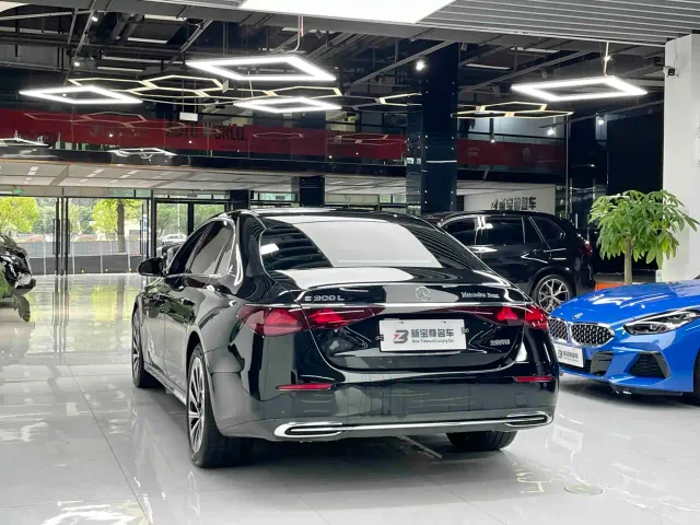 Mercedes-Benz E-Class — Фото автомобиля 12