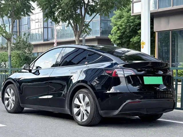Tesla Model Y — Фото автомобиля 11