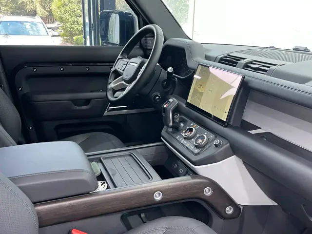 Land Rover Defender — Фото автомобиля 12