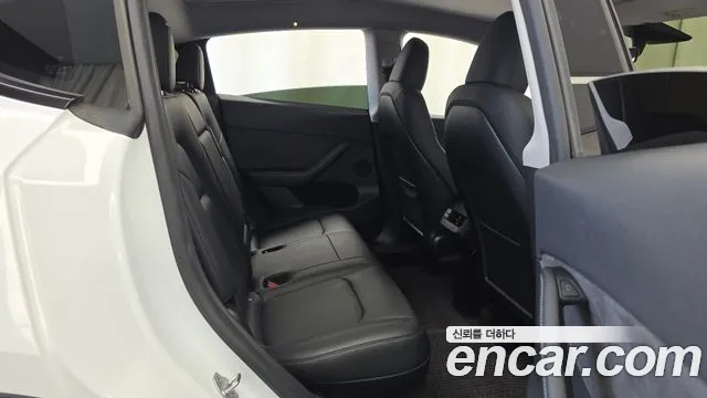 Tesla Model Y — Фото автомобиля 17