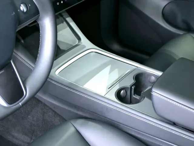 Tesla Model Y — Фото автомобиля 19