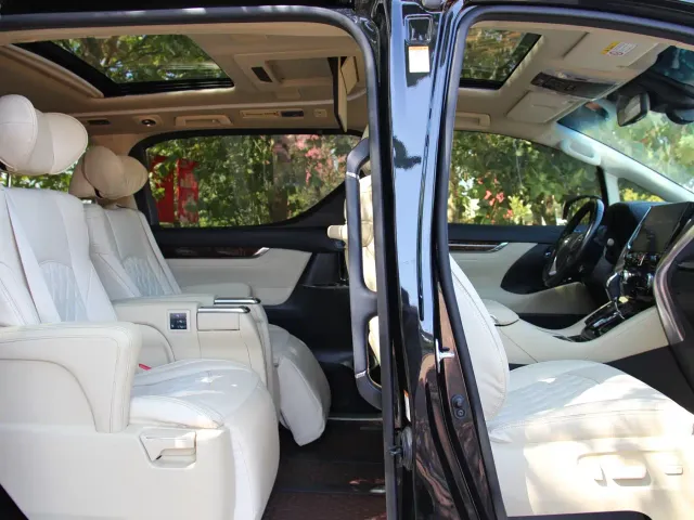 Toyota Alphard 2021 Hybrid 2.5L Luxury — Фото автомобиля 18