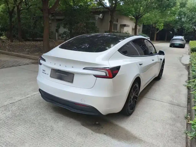 Tesla Model 3 — Фото автомобиля 6