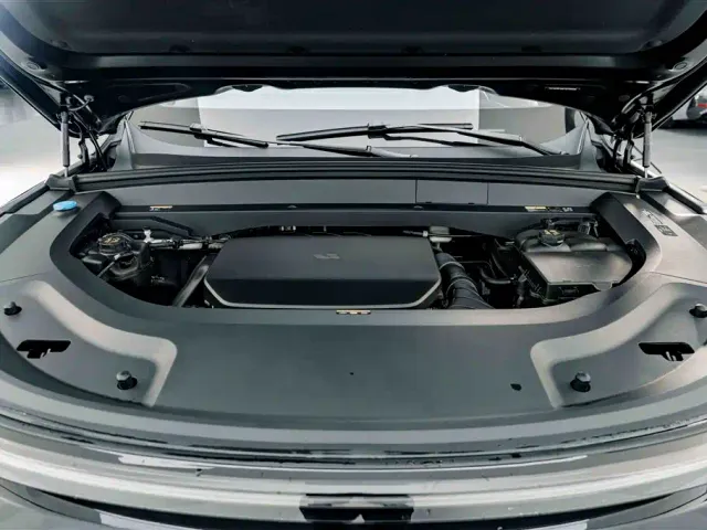 Li Auto L8 — Фото автомобиля 25